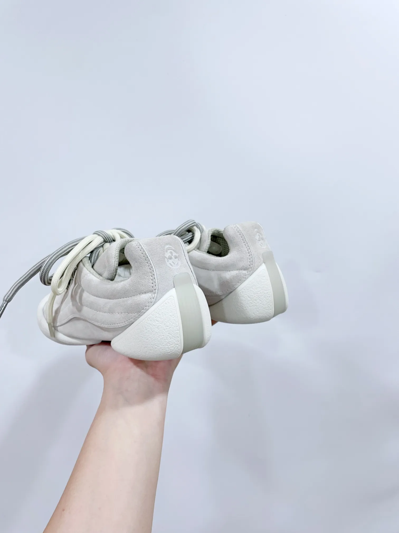👟👟Ex-factory price 620👟👟 *✅MCQUEEN/Alexander McQueen 24/The latest Flexion series of autumn and winter retro casual sneakers. Original purchase, development and production. This Flexion Off white tone grain leather low-top sneaker uses laces of different sizes and is matched with a lightweight segmented sole inspired by anatomy. The reverse skull pattern is embossed on the heel. Fabric: Original custom imported first-layer cowhide. Lining: Custom imported breathable mesh lining. Sole: Original molded non-slip TPU material. Sole thickness: 2CM. 𝙎𝙞𝙯𝙚: 35-40 women / 39-45 men (customized for 40 women and 45 men) 𝙋𝙧𝙞𝙘𝙚(Men’s size +10) Extremely cost-effective factory price, no negotiation